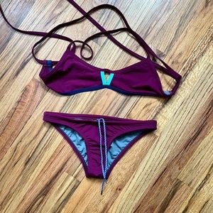 Jolyn Tomcat Top. Size M. Maroon